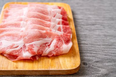 Dilimlenmiş taze domuz filetosu.