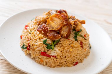 Tayland fesleğenli kızarmış pilav ve çıtır domuz eti Tayland yemeği tarzı.