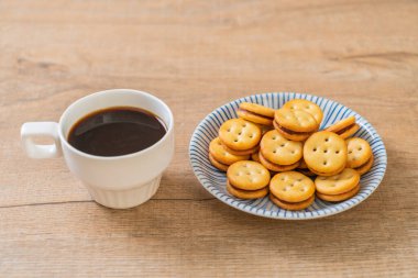 Hindistan cevizli bisküvi ve ananas reçeli.