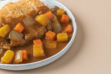 Japon usulü pirinçli kızarmış domuz pirzolası.