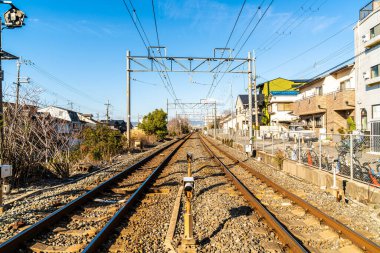 Kyoto Şehri 'nden geçen yerel bir treni olan Japon demiryolu..