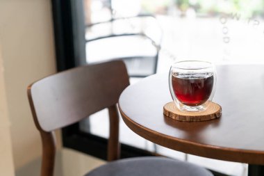 Kafe ve restoranda sıcak americano kahvesi.