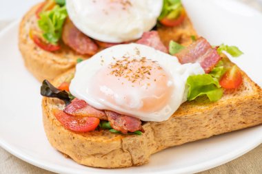 Kahvaltıda sebzeli, pastırmalı, yumurtalı ya da yumurtalı tam buğday ekmeği.