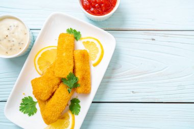 Kızarmış balık çubuğu ya da soslu patates kızartması.