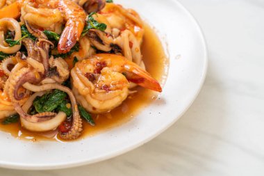 Tayland fesleğenli kızarmış deniz ürünleri (karides ve kalamar) - Asya usulü