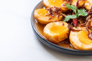 Tamarind soslu haşlanmış yumurta veya tatlı ve ekşi yumurta.