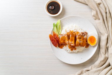 Pirinçli çıtır domuz eti ve barbekü sosu.