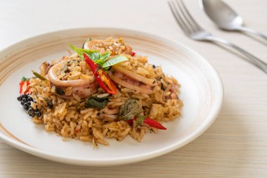 Ev yapımı Basil ve Baharatlı Bitki Kızarmış Pirinç Kalamar veya Ahtapot - Asya yemek tarzı