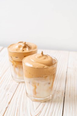 Dalgona kahvesi. Krem şantili buzlu içecek, kahve köpüğü ve süt. Covid-19 şehir karantinası sırasındaki son moda içki, ev konseptinde kalın..