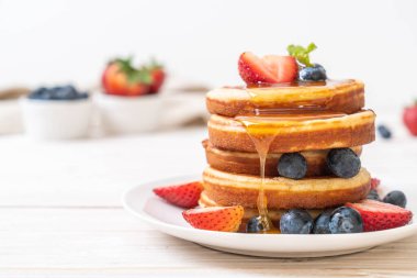 taze yaban mersini, taze çilek ve bal ile sufle gözleme