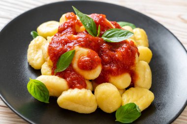 Peynirli domates soslu gnocchi - İtalyan yemeği tarzı.