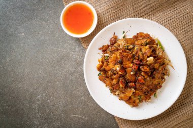 Kızarmış midyeli krep ya da midyeli omlet.