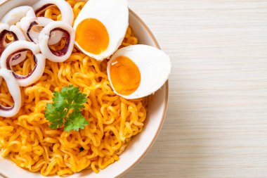 Mürekkep balığı ya da ahtapot kaseli tuzlu erişte.