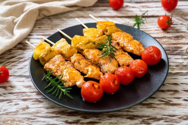 Tabakta ızgara tavuk ızgara şiş.