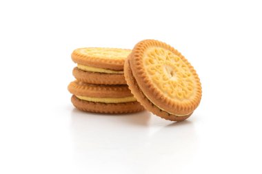 Beyaz arka planda izole edilmiş tereyağlı vanilyalı kurabiyeler