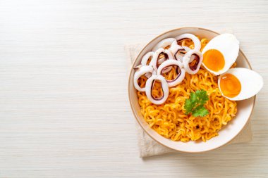 Mürekkep balığı ya da ahtapot kaseli tuzlu erişte.