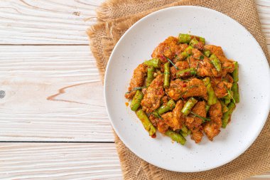 Kızarmış domuz ve fasulyeli kırmızı köri ezmesi. Asya usulü.