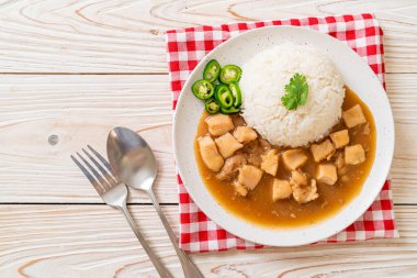 Kahverengi soslu tavuk mu yoksa pirinç soslu sos mu? Asya tarzı.