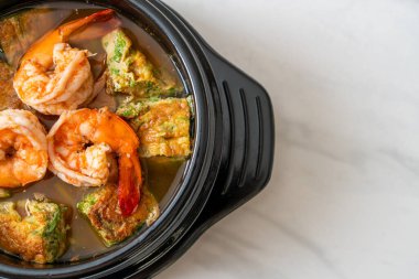 Karides ve sebze omletli Tamarind Paste 'den yapılmış ekşi çorba - Asya usulü.