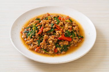 Tayland usulü kızarmış fesleğen, kıymalı ve biberli Tayland usulü.