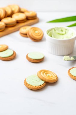 Pandanlı kurabiye ve sütlü krema