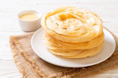 Kızarmış gevrek roti hamur ve tatlandırılmış konsantre süt.