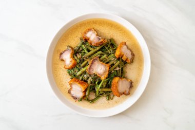 Kızarmış su mimozası ve tabakta domuz eti.