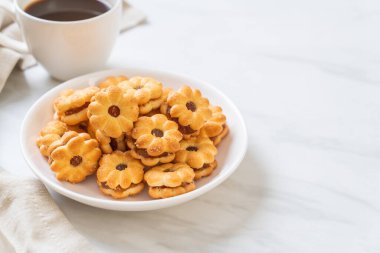 Hindistan cevizli bisküvi ve ananas reçeli.