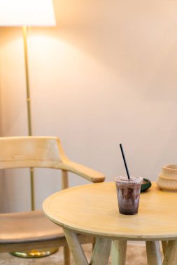 Kahve dükkanında buzlu çikolatalı milkshake.