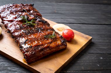 Izgara ve ızgara domuz pirzolası.