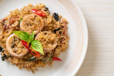 Ev yapımı Basil ve Baharatlı Bitki Kızarmış Pirinç Kalamar veya Ahtapot - Asya yemek tarzı