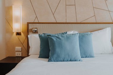 Yatak odasının içinde güzel ve rahat bir yastık dekorasyonu.