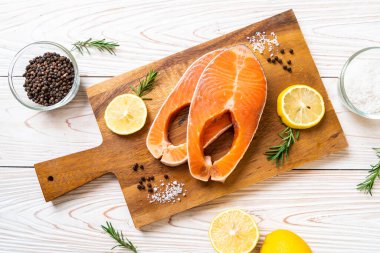 İçinde malzeme olan taze çiğ somon filetosu bifteği.