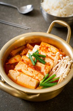 Tofu ve yumurtalı Kimchi Çorbası veya Kore Kimchi Güveci - Kore Yemekleri Geleneksel Tarzı