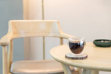 Kafe ve restoranda sıcak americano kahvesi.