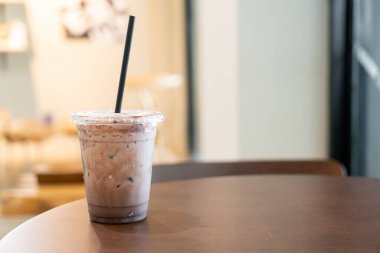 Kahve dükkanında buzlu çikolatalı milkshake.