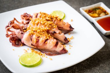 Sarımsaklı kızarmış kalamar - deniz ürünleri tarzı.