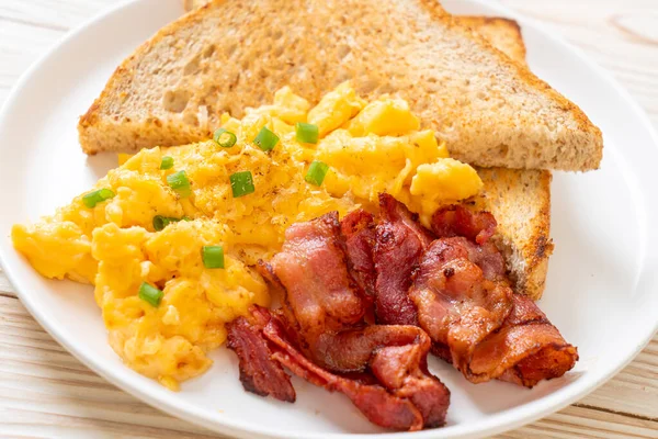 炒鸡蛋 烤面包和熏肉当早餐 — 图库照片