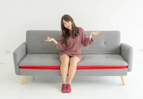 Schöne Asiatische Frau Auf Sofa Wohnzimmer Mit Kopierraum — Stockfoto