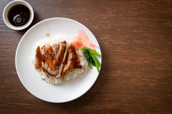 Barbekyu Panggang Bebek Pada Nasi — Stok Foto