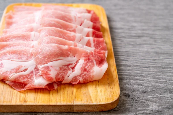 Dilimlenmiş taze domuz filetosu.