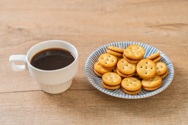 Hindistan cevizli bisküvi ve ananas reçeli.