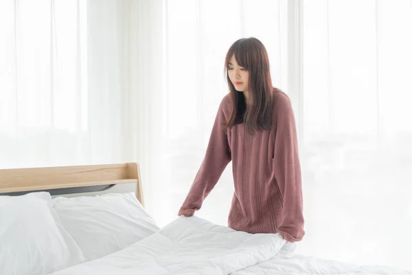 Mooie Aziatische Vrouwen Het Maken Van Bed Kamer Met Witte — Stockfoto