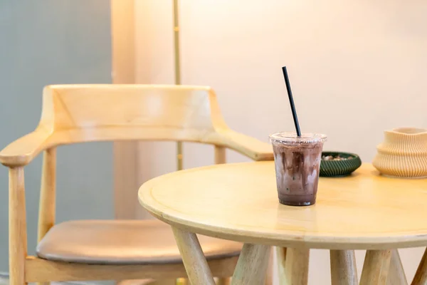 Kahve Dükkanında Buzlu Çikolatalı Milkshake — Stok fotoğraf