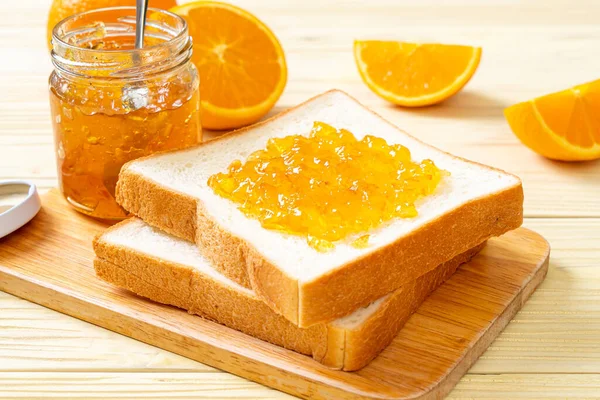 Kahvaltıda portakal reçelli ekmek dilimleri.