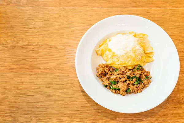 Kızarmış domuz ve kremalı omlet ile fesleğen. Asya usulü.