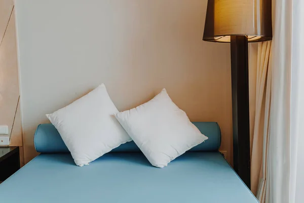 Yatak Odasının Içinde Güzel Rahat Bir Yastık Dekorasyonu — Stok fotoğraf
