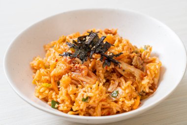Kore usulü deniz yosunu ve beyaz susamlı kimchi pilavı.