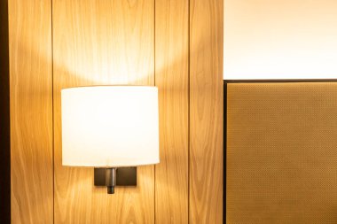 Güzel asılı lamba süslemesi bir odada