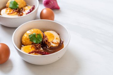 Tamarind soslu haşlanmış yumurta veya tatlı ve ekşi yumurta.